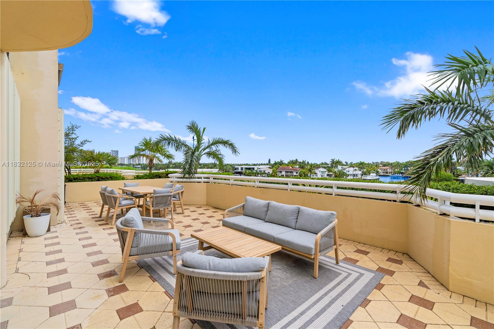 20191 E Country Club Dr # 407