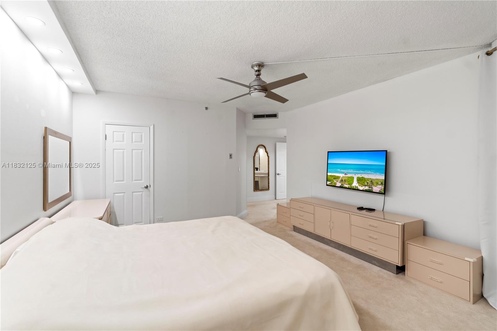 20191 E Country Club Dr # 407