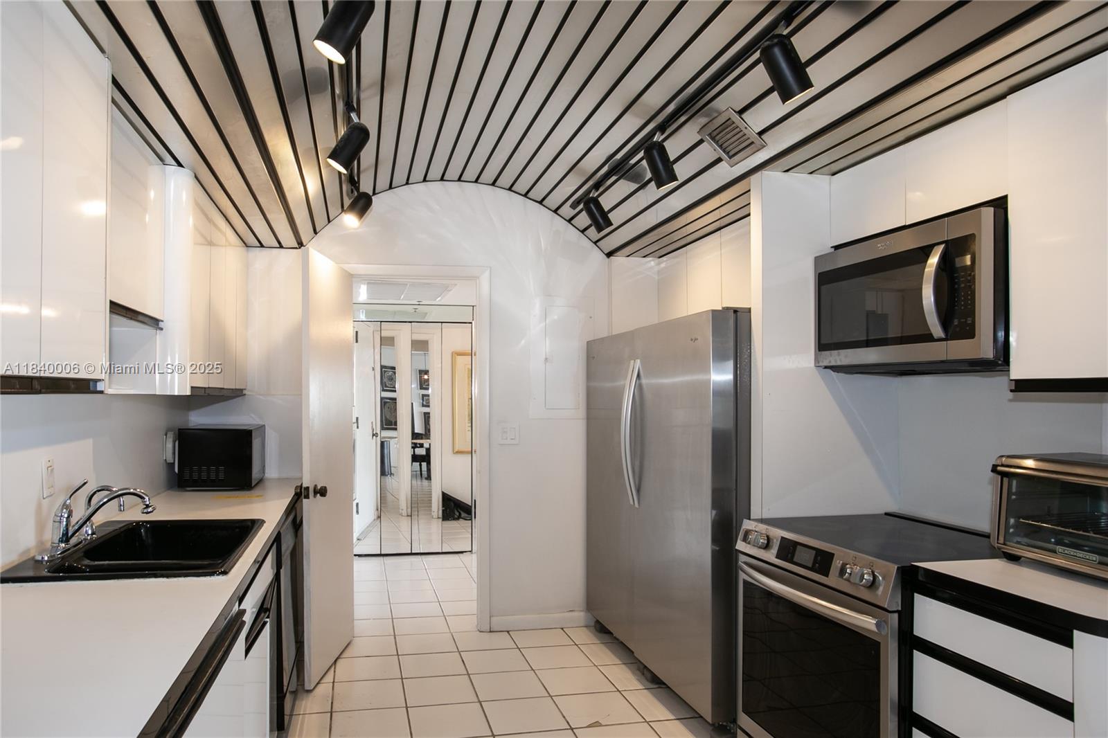 1800 NE 114th St Unit: PH06