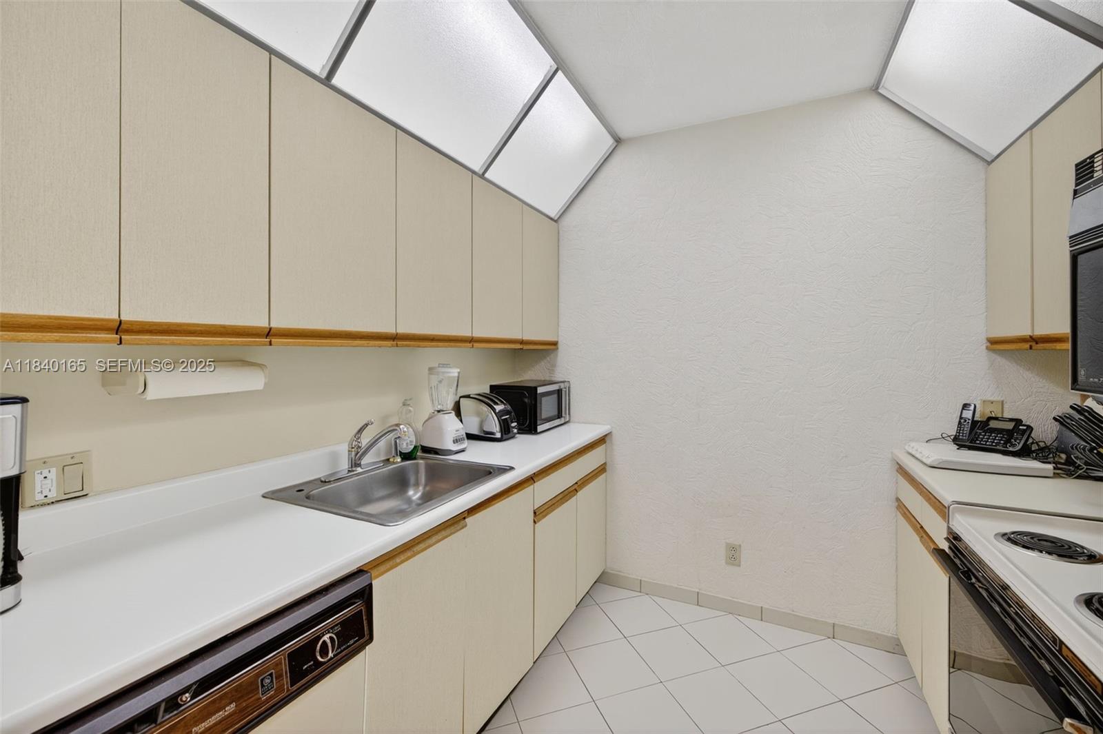 20281 E Country Club Dr # 704