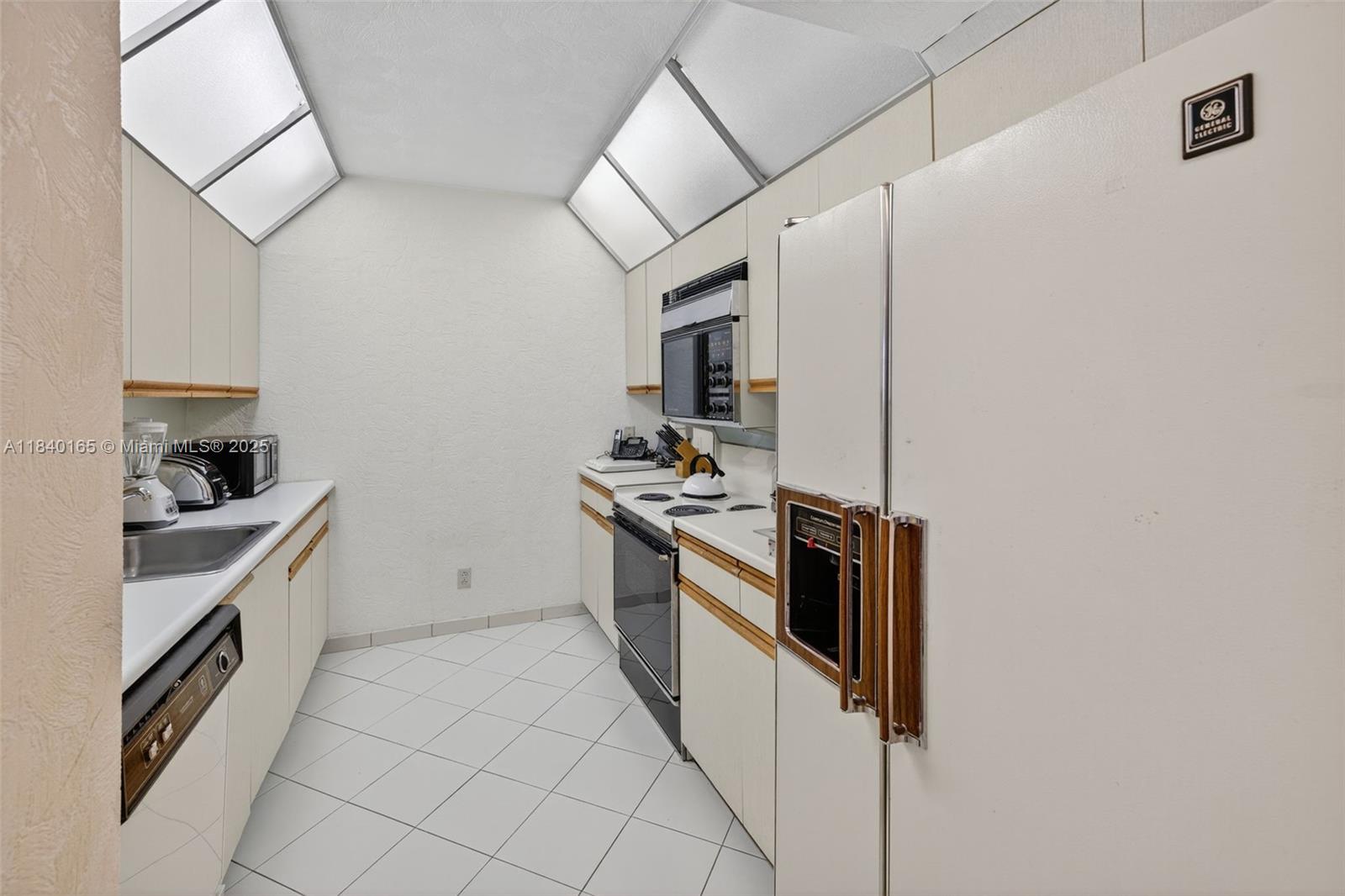 20281 E Country Club Dr # 704