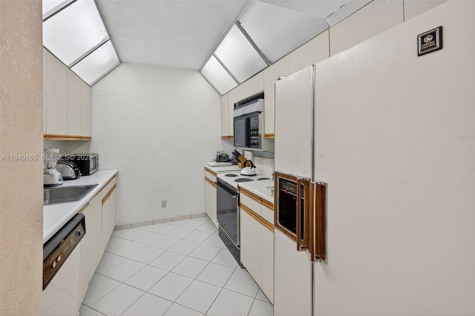 20281 E Country Club Dr # 704