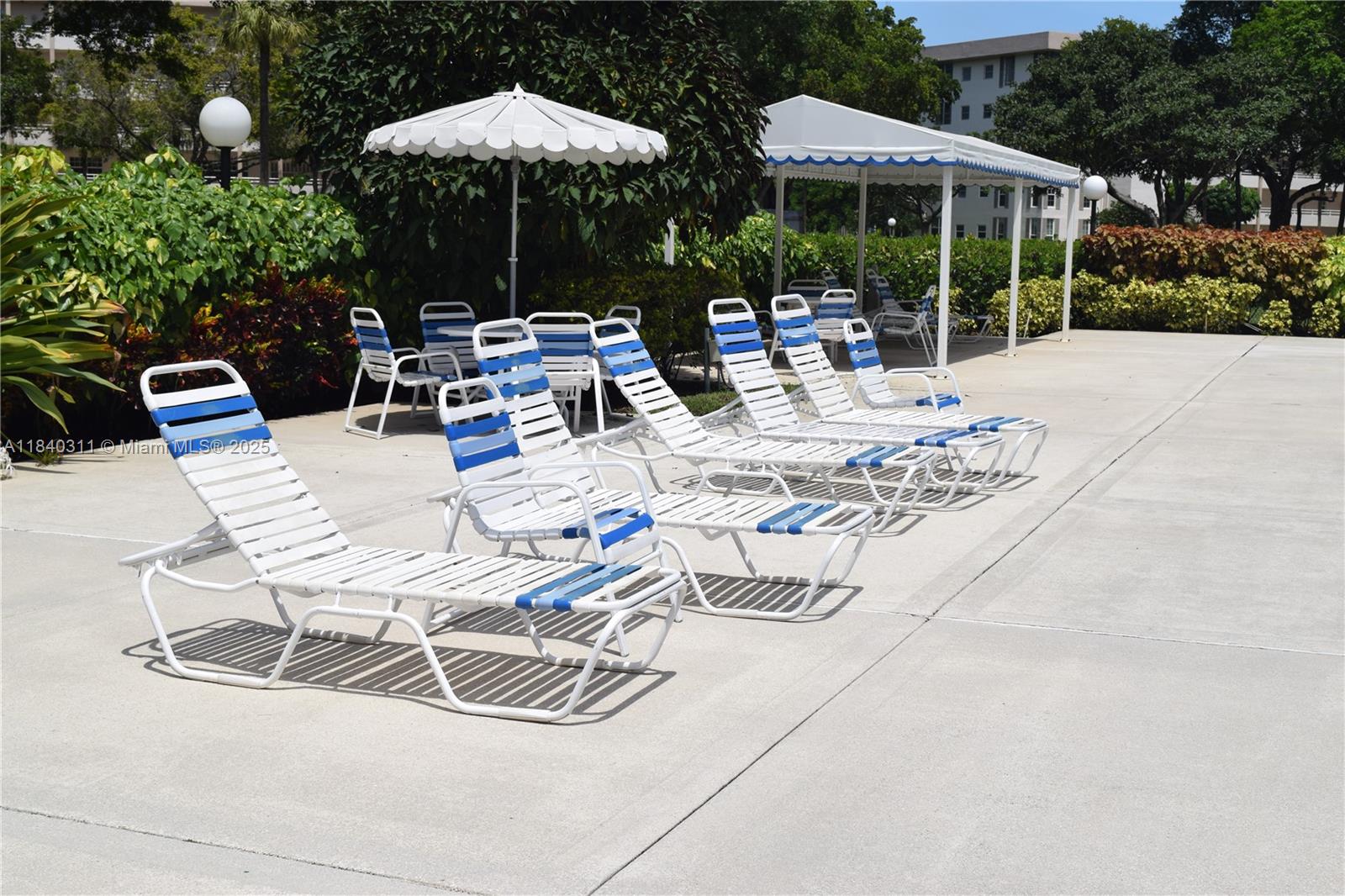 3970 Oaks Clubhouse Dr # 306