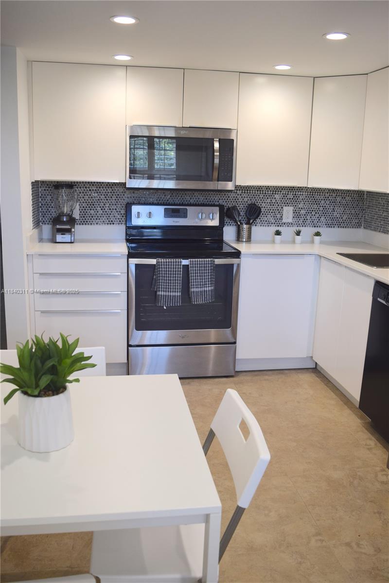 3970 Oaks Clubhouse Dr # 306