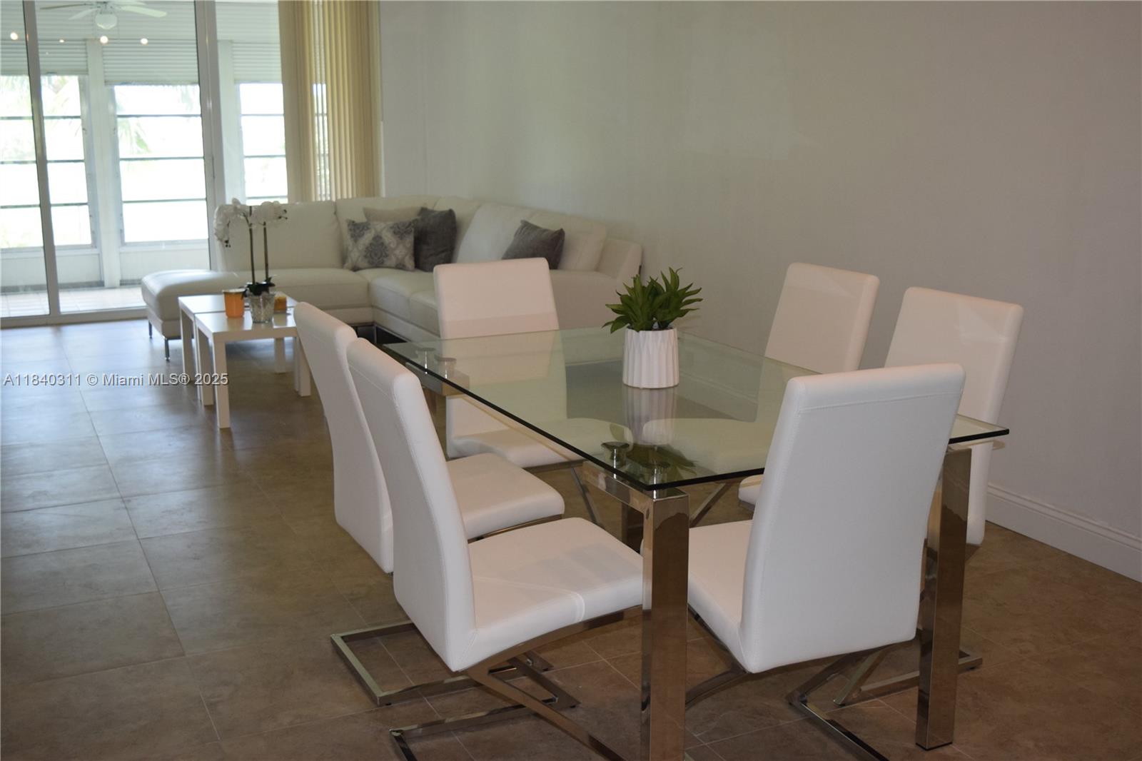 3970 Oaks Clubhouse Dr # 306