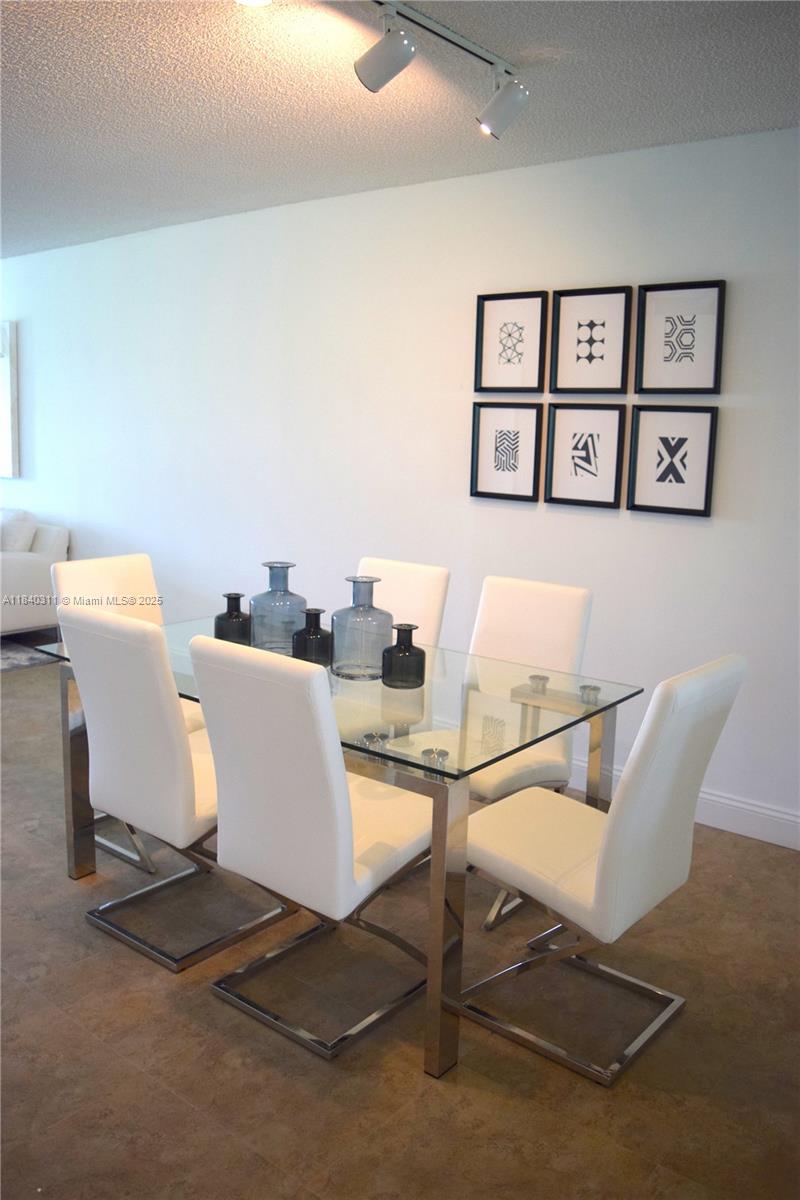 3970 Oaks Clubhouse Dr # 306