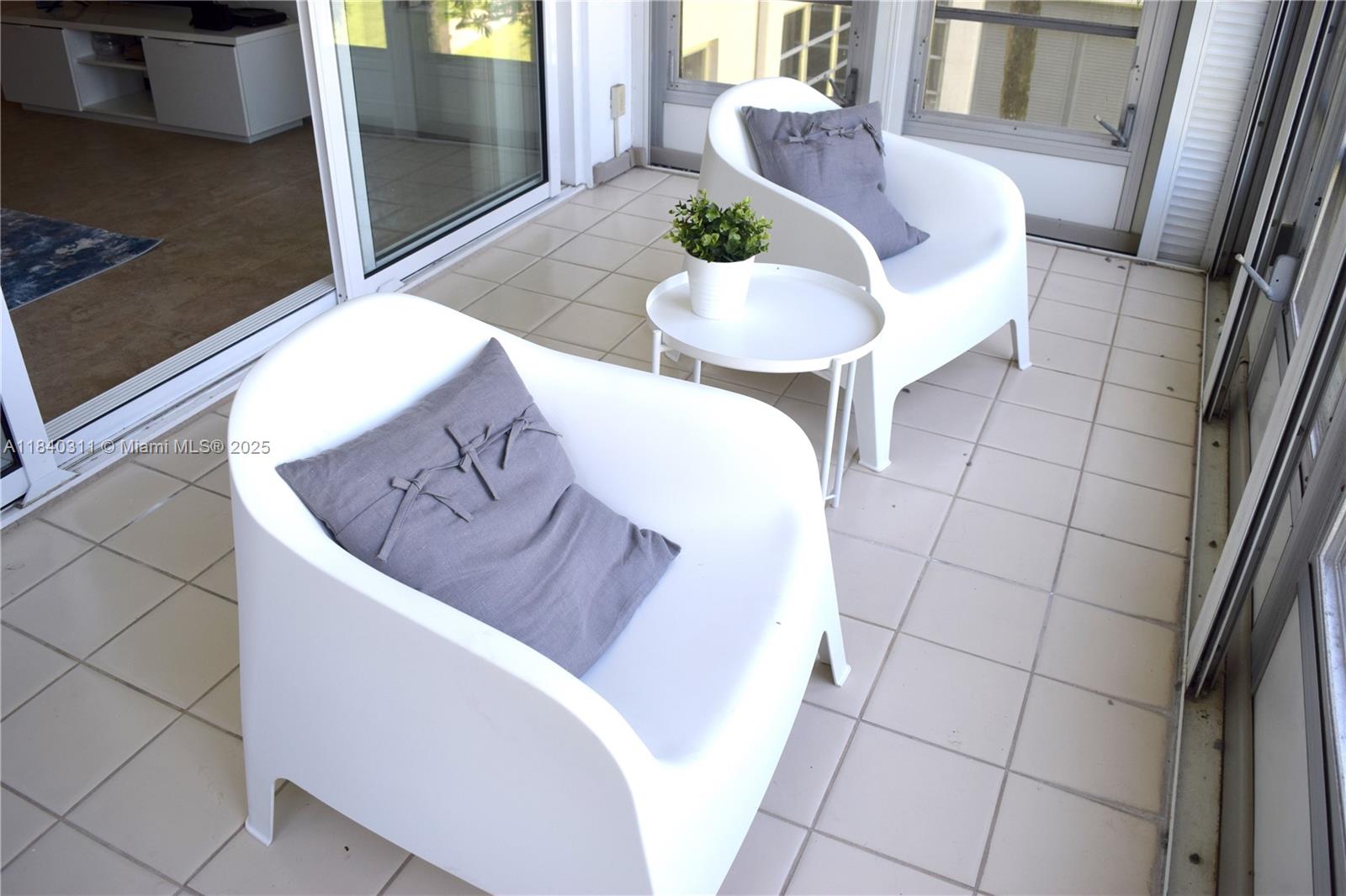 3970 Oaks Clubhouse Dr # 306