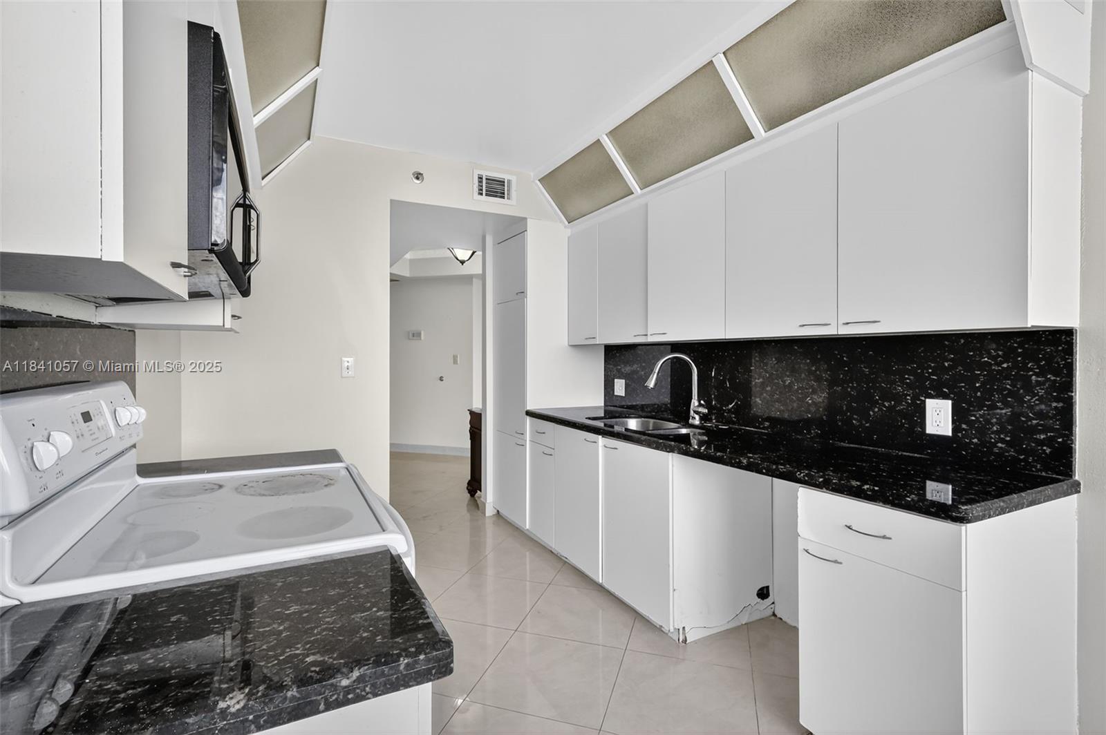 20185 E Country Club Dr Unit: 1406/1405
