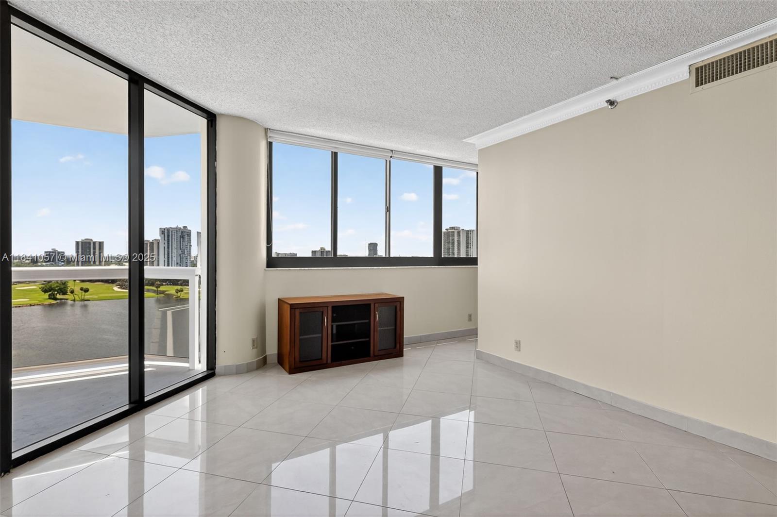 20185 E Country Club Dr Unit: 1406/1405