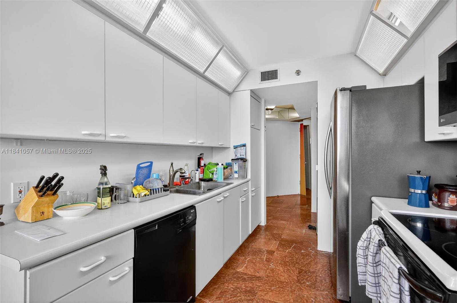 20185 E Country Club Dr Unit: 1406/1405
