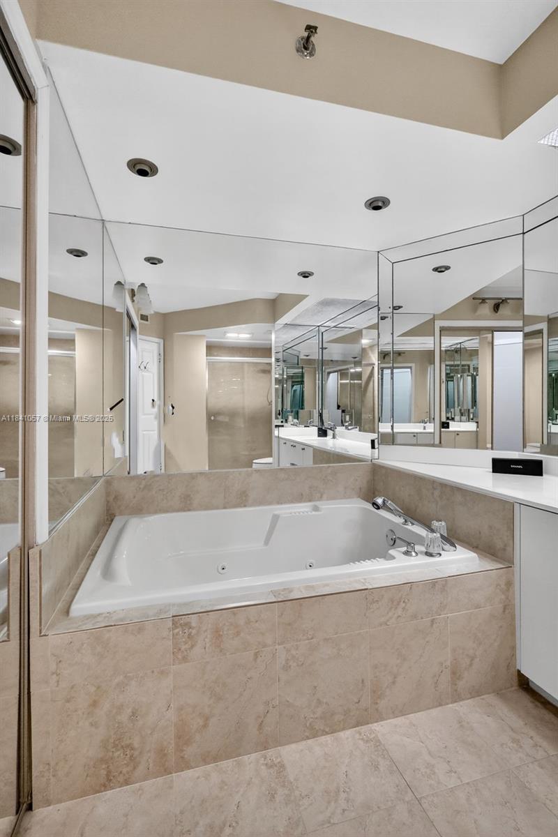 20185 E Country Club Dr Unit: 1406/1405