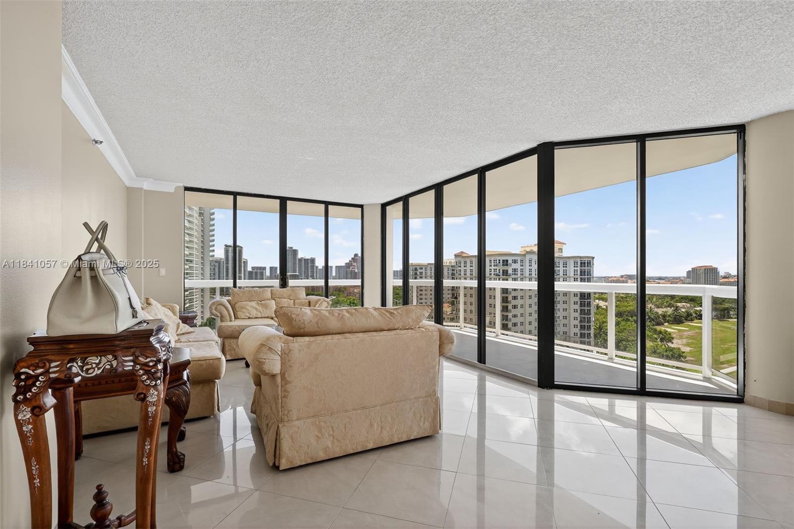 20185 E Country Club Dr Unit: 1406/1405
