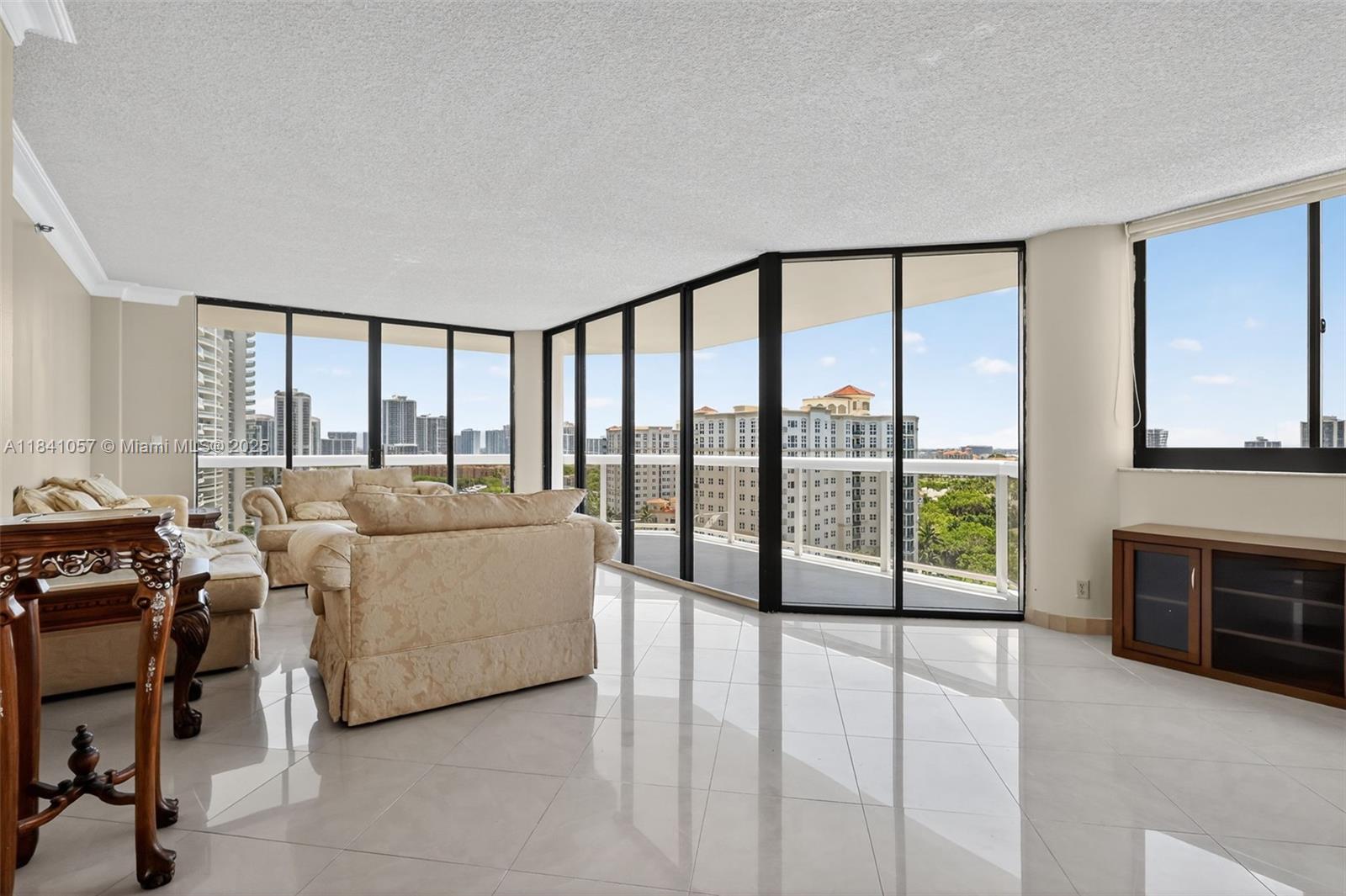 20185 E Country Club Dr Unit: 1406/1405