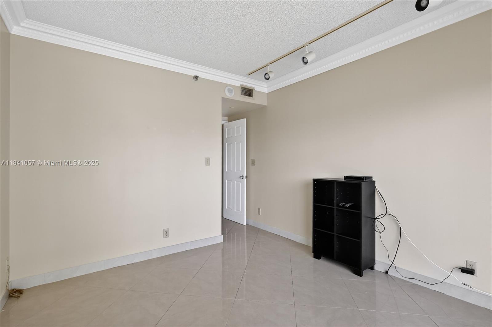 20185 E Country Club Dr Unit: 1406/1405