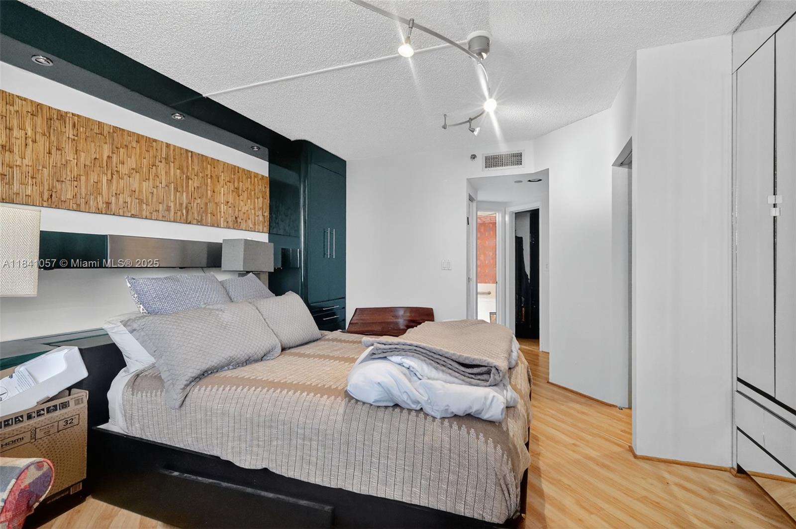 20185 E Country Club Dr Unit: 1406/1405
