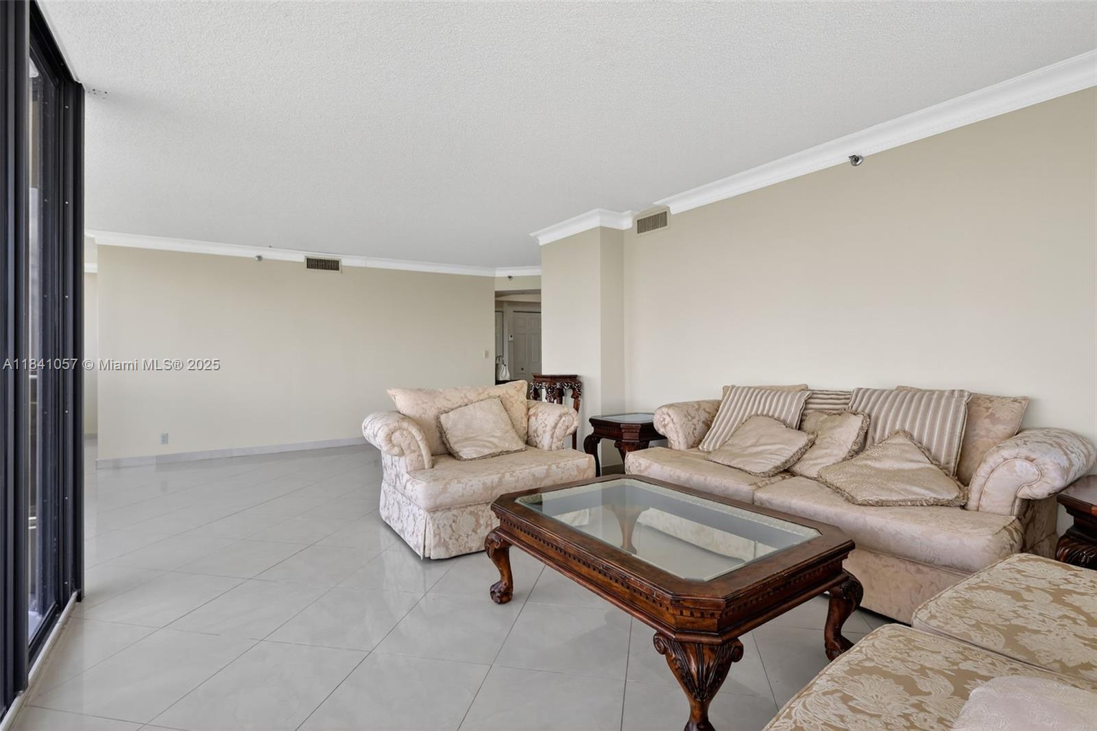 20185 E Country Club Dr Unit: 1406/1405