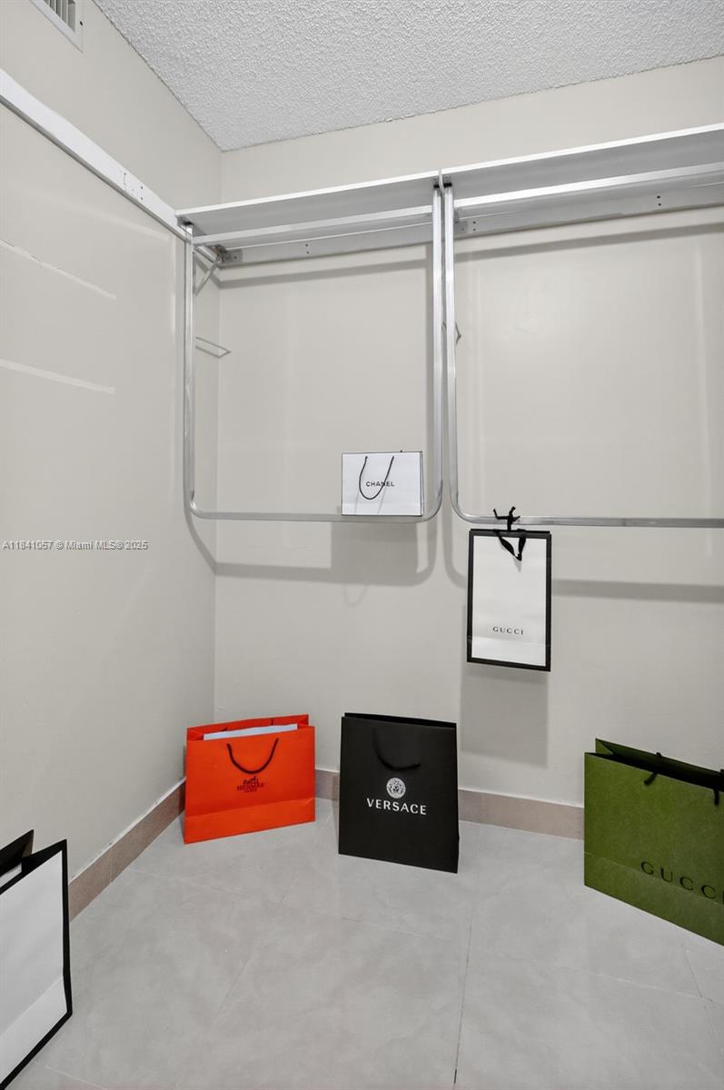 20185 E Country Club Dr Unit: 1406/1405