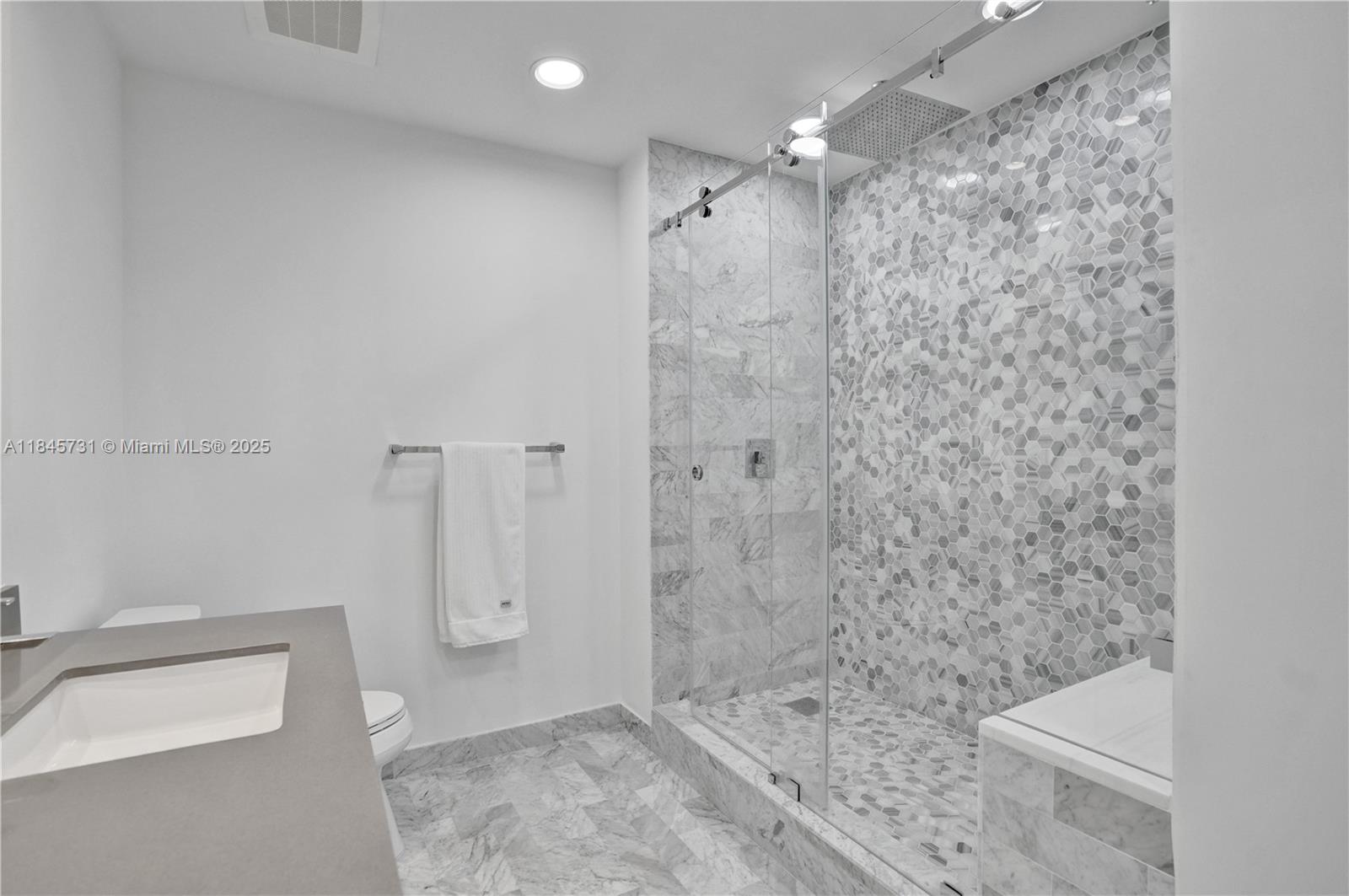 999 SW 1st Ave # 1402