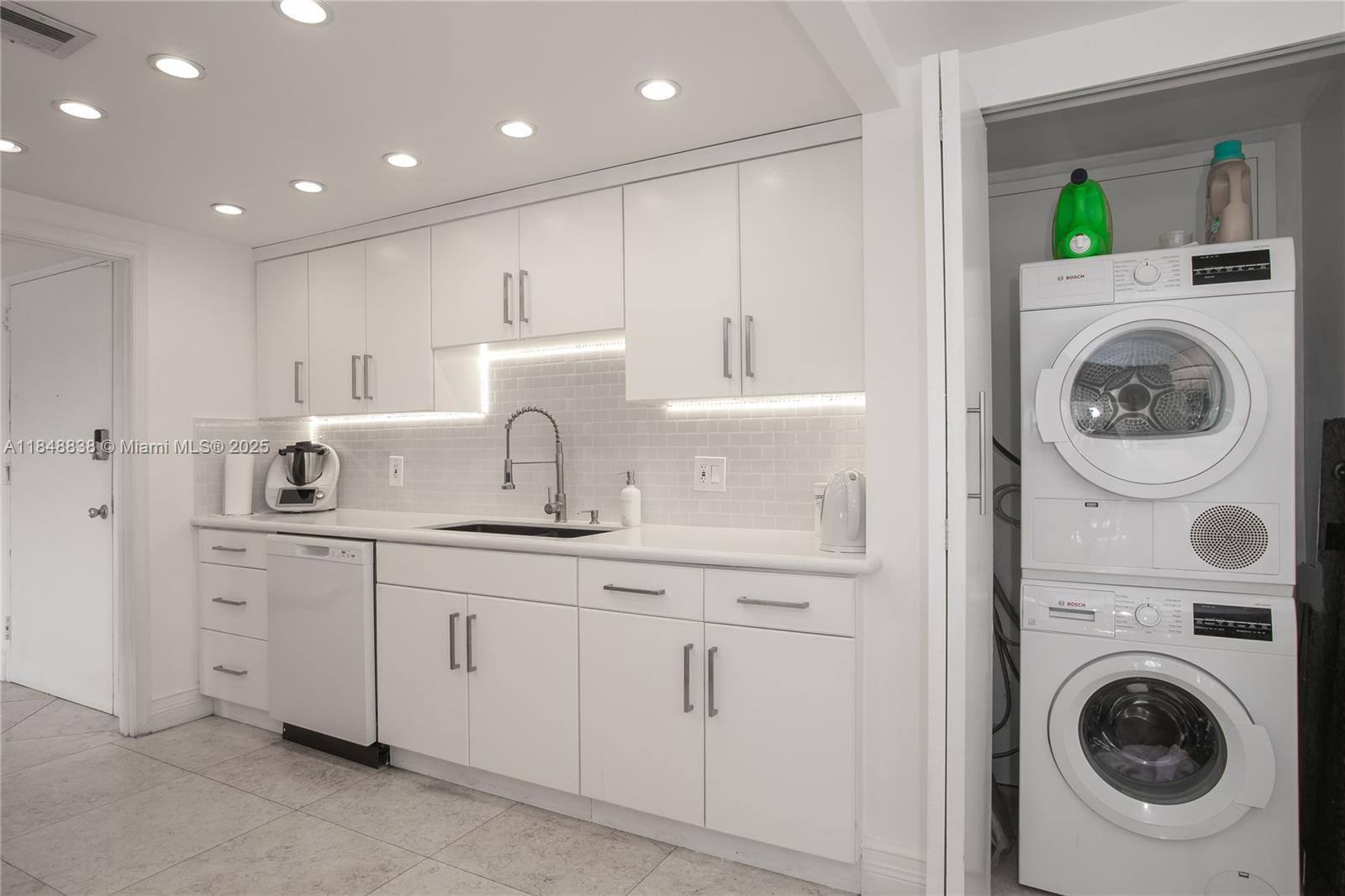 1800 NE 114th St # 511