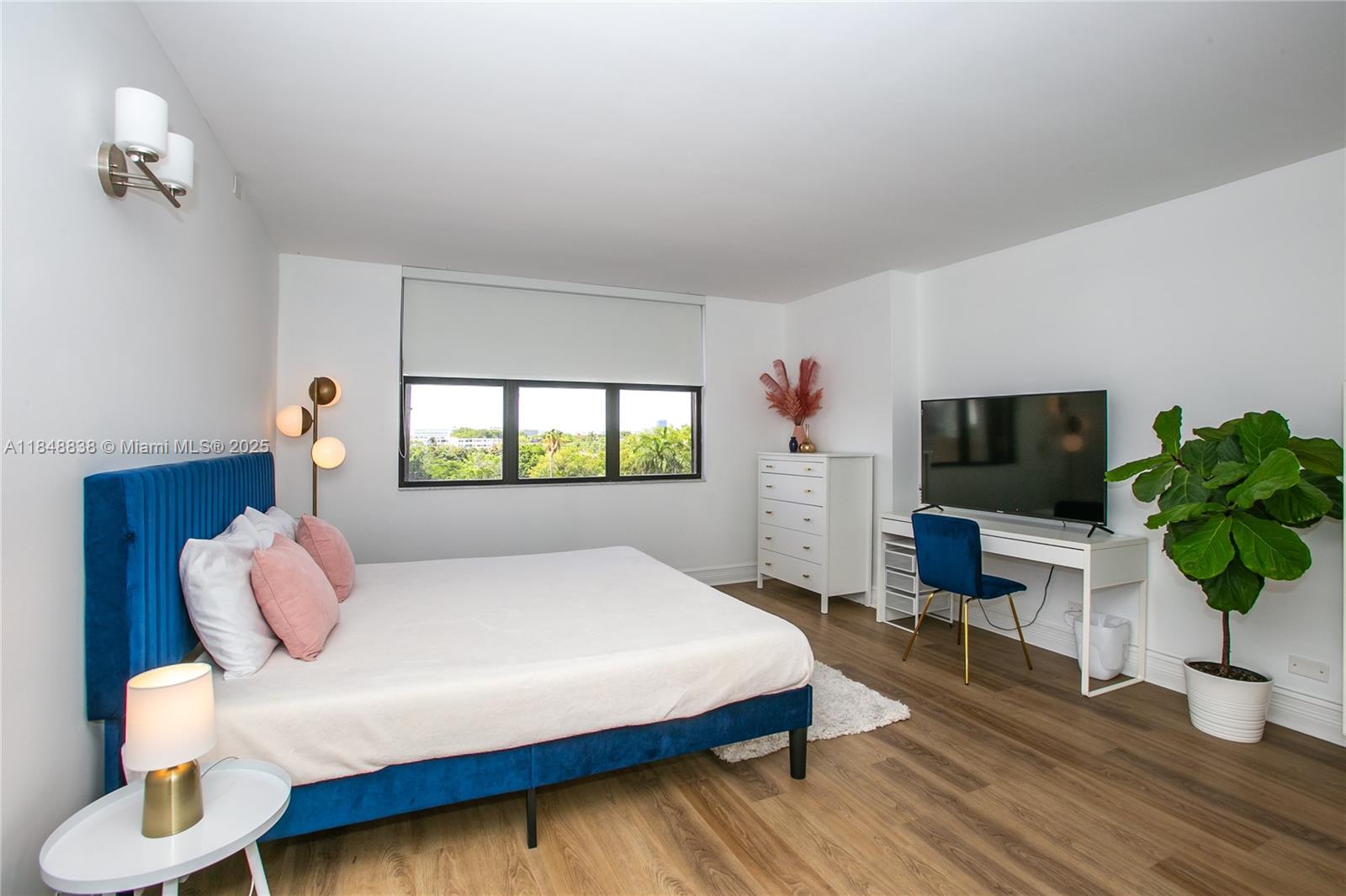 1800 NE 114th St # 511