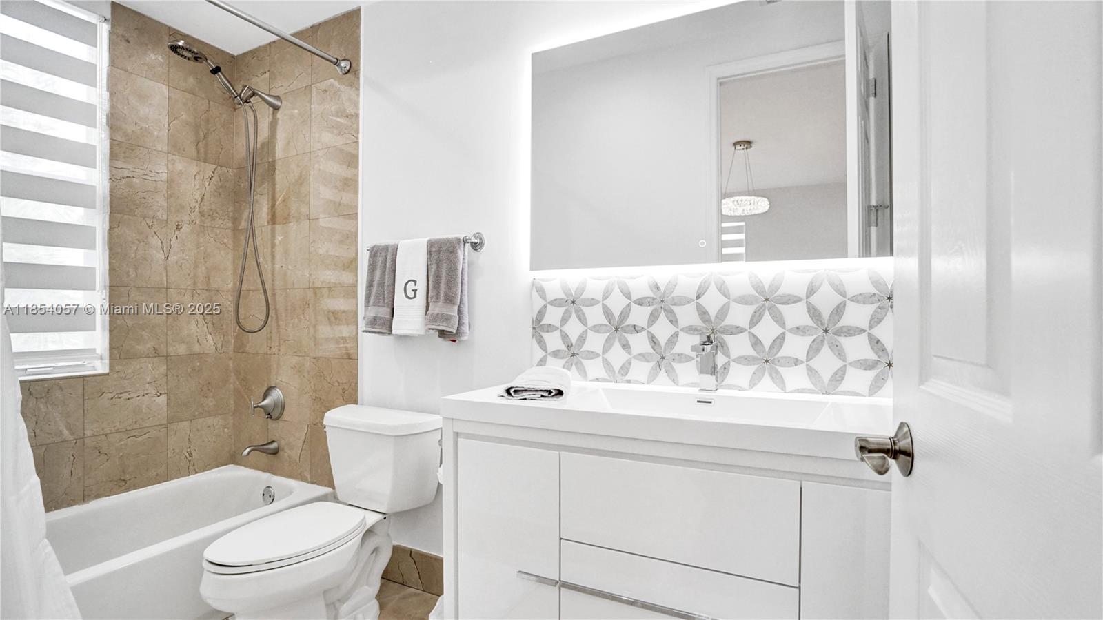 822 E Spinnaker Dr E