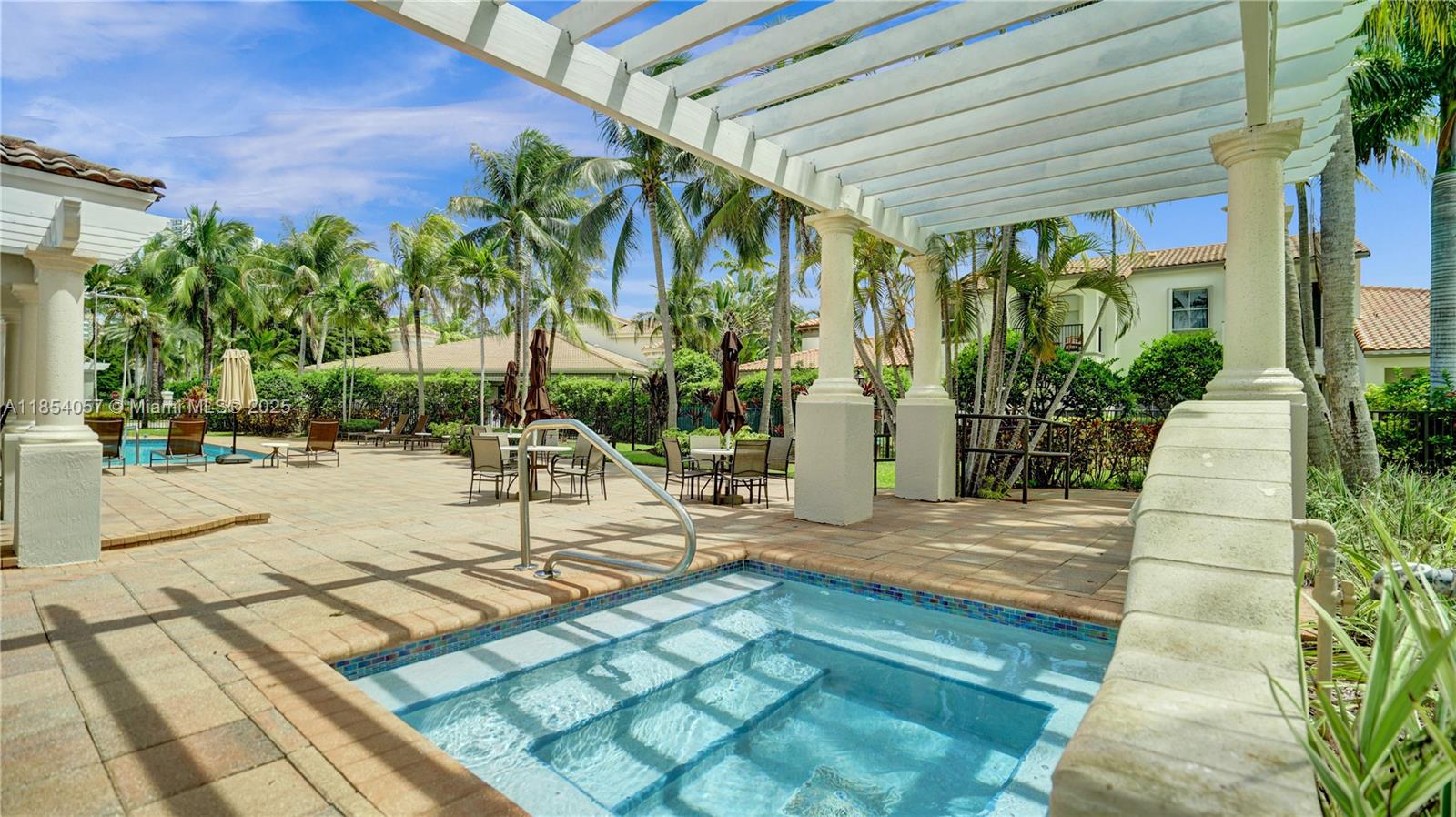 822 E Spinnaker Dr E