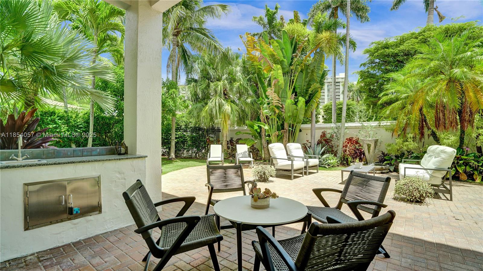 822 E Spinnaker Dr E