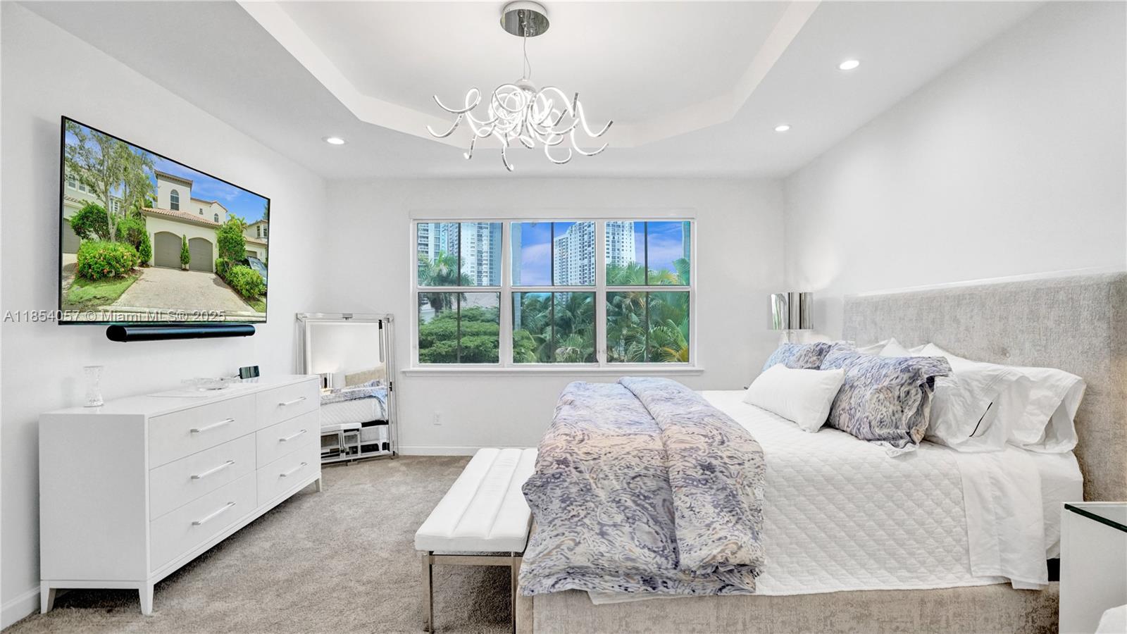 822 E Spinnaker Dr E