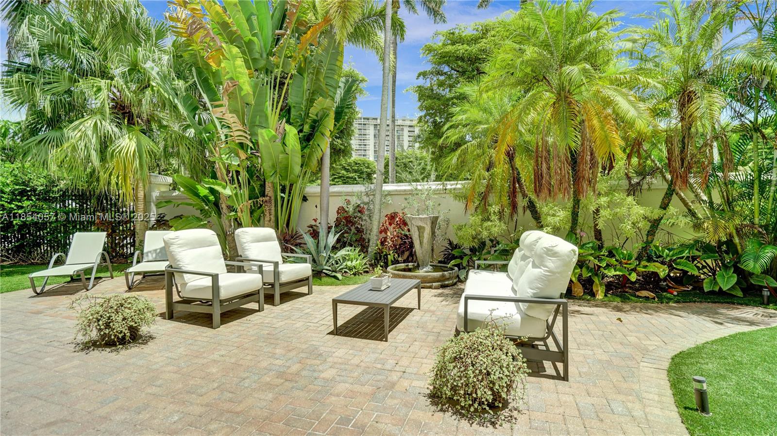 822 E Spinnaker Dr E