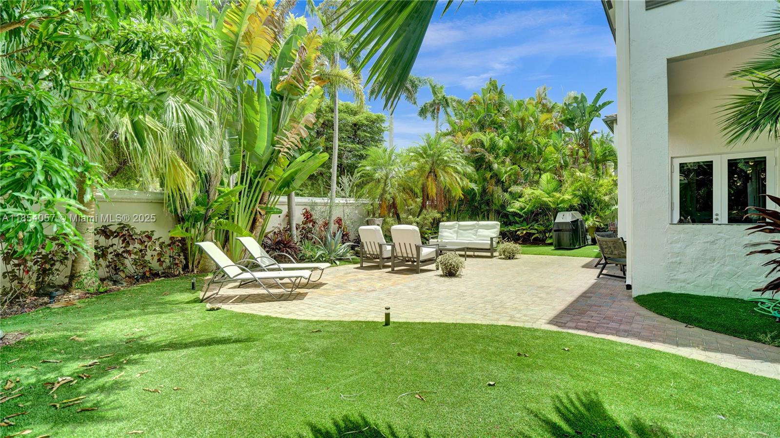 822 E Spinnaker Dr E