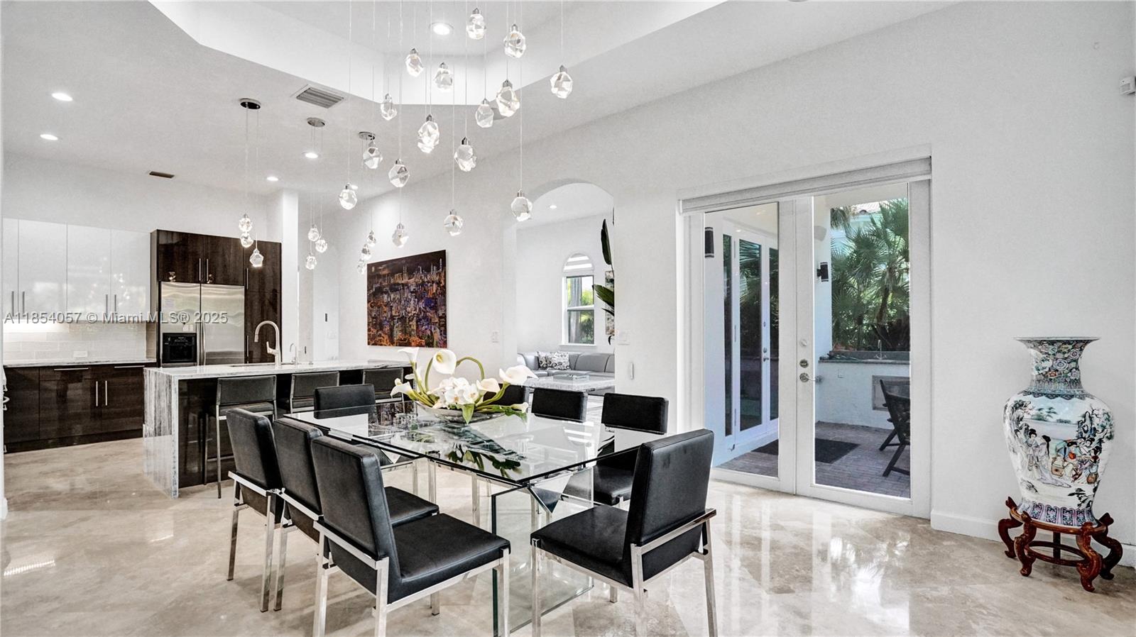 822 E Spinnaker Dr E