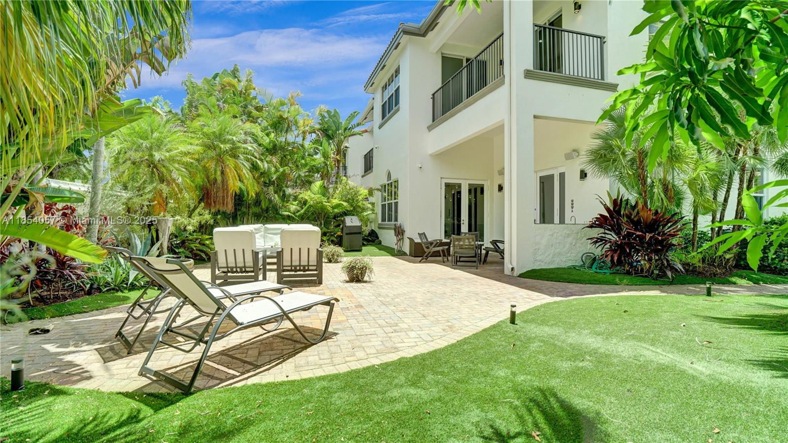 822 E Spinnaker Dr E