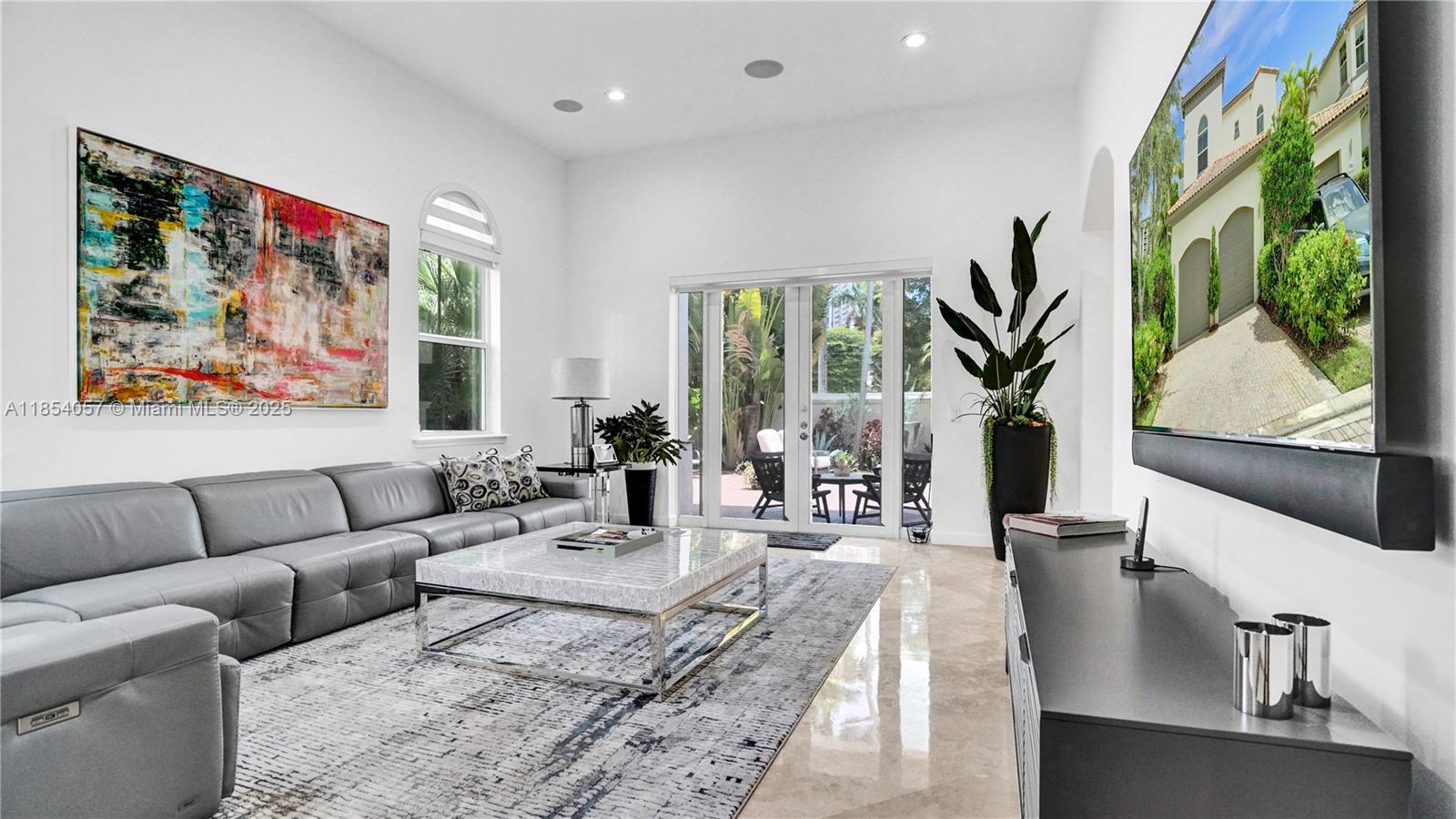 822 E Spinnaker Dr E