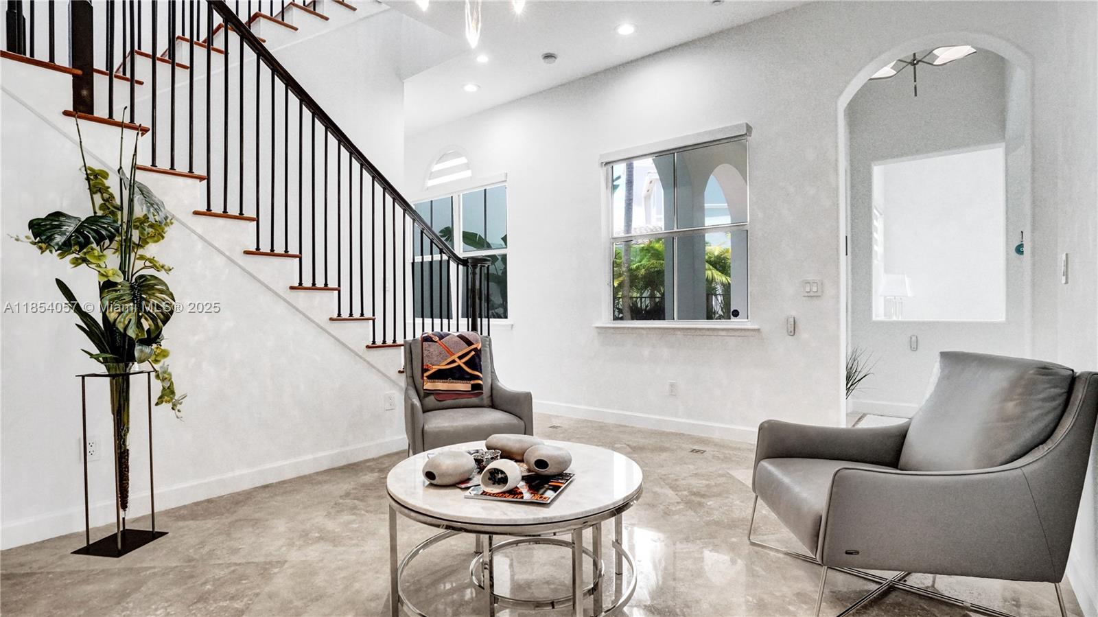 822 E Spinnaker Dr E