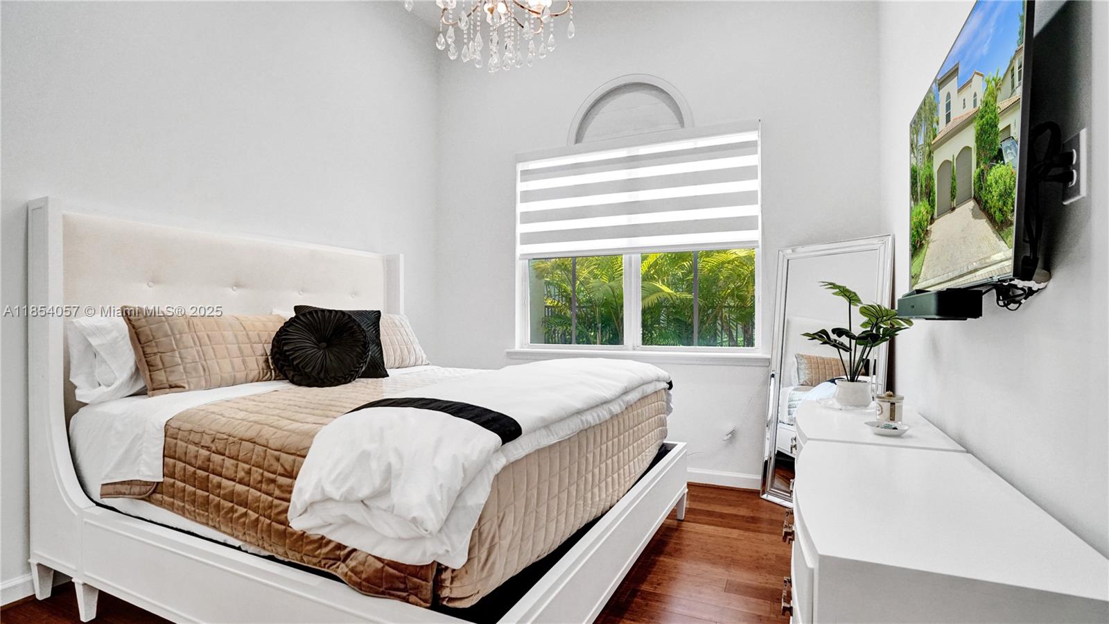 822 E Spinnaker Dr E