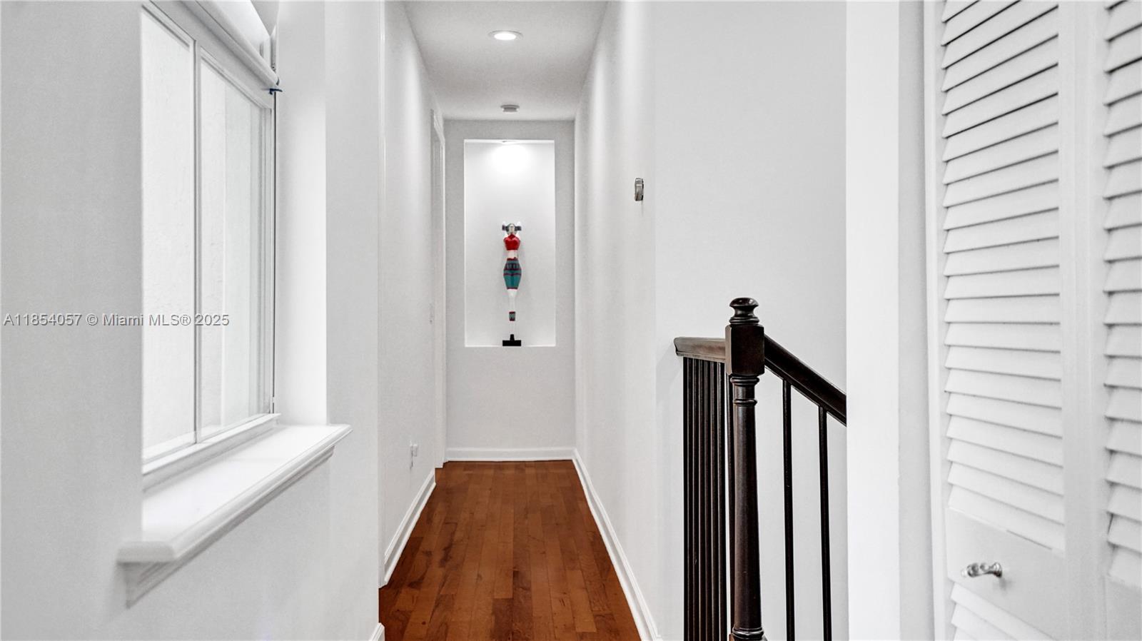 822 E Spinnaker Dr E