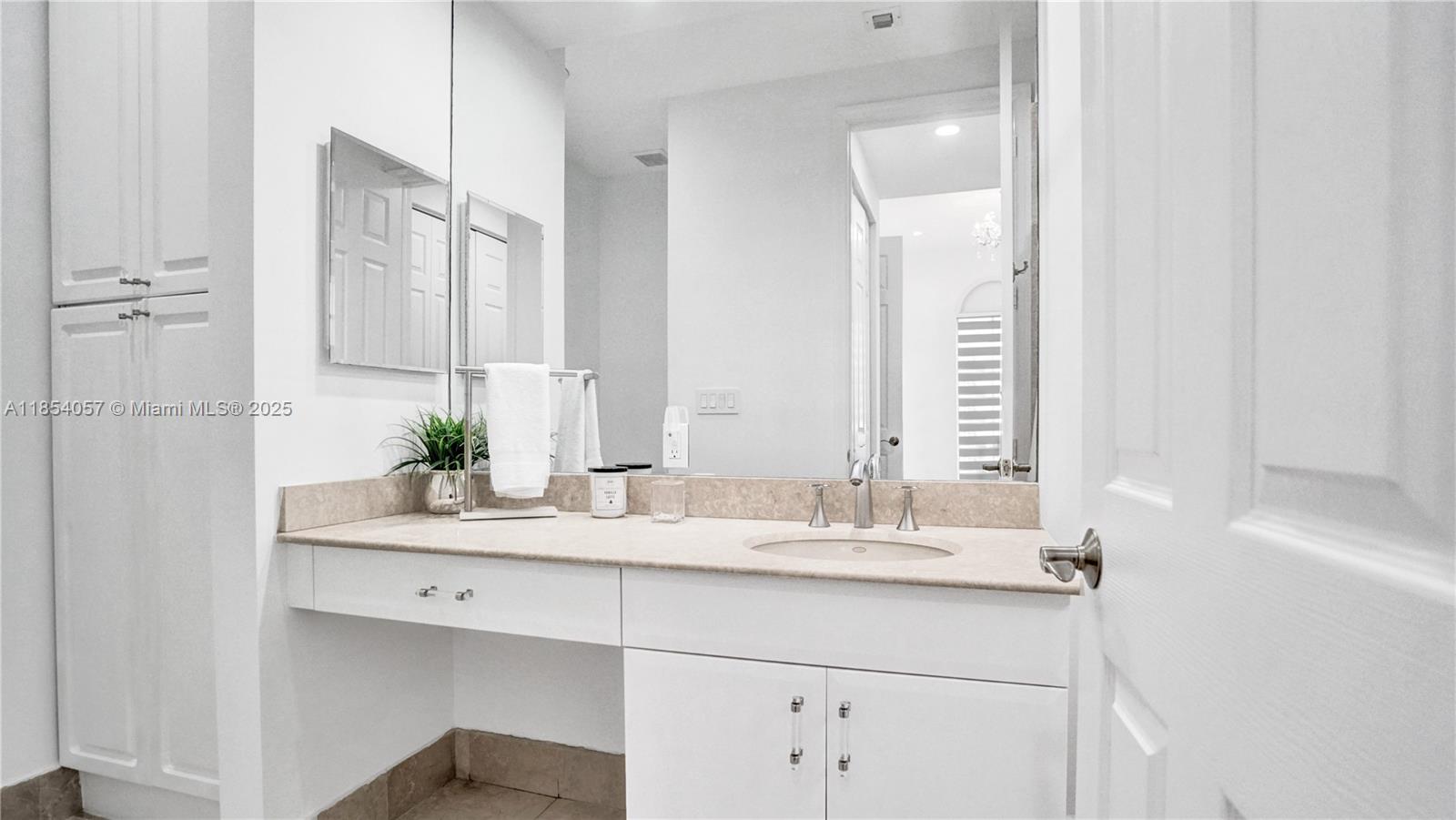 822 E Spinnaker Dr E