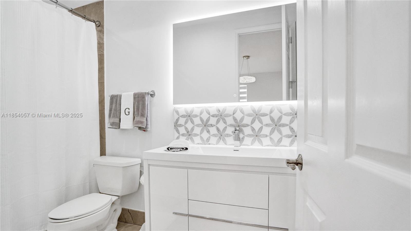 822 E Spinnaker Dr E