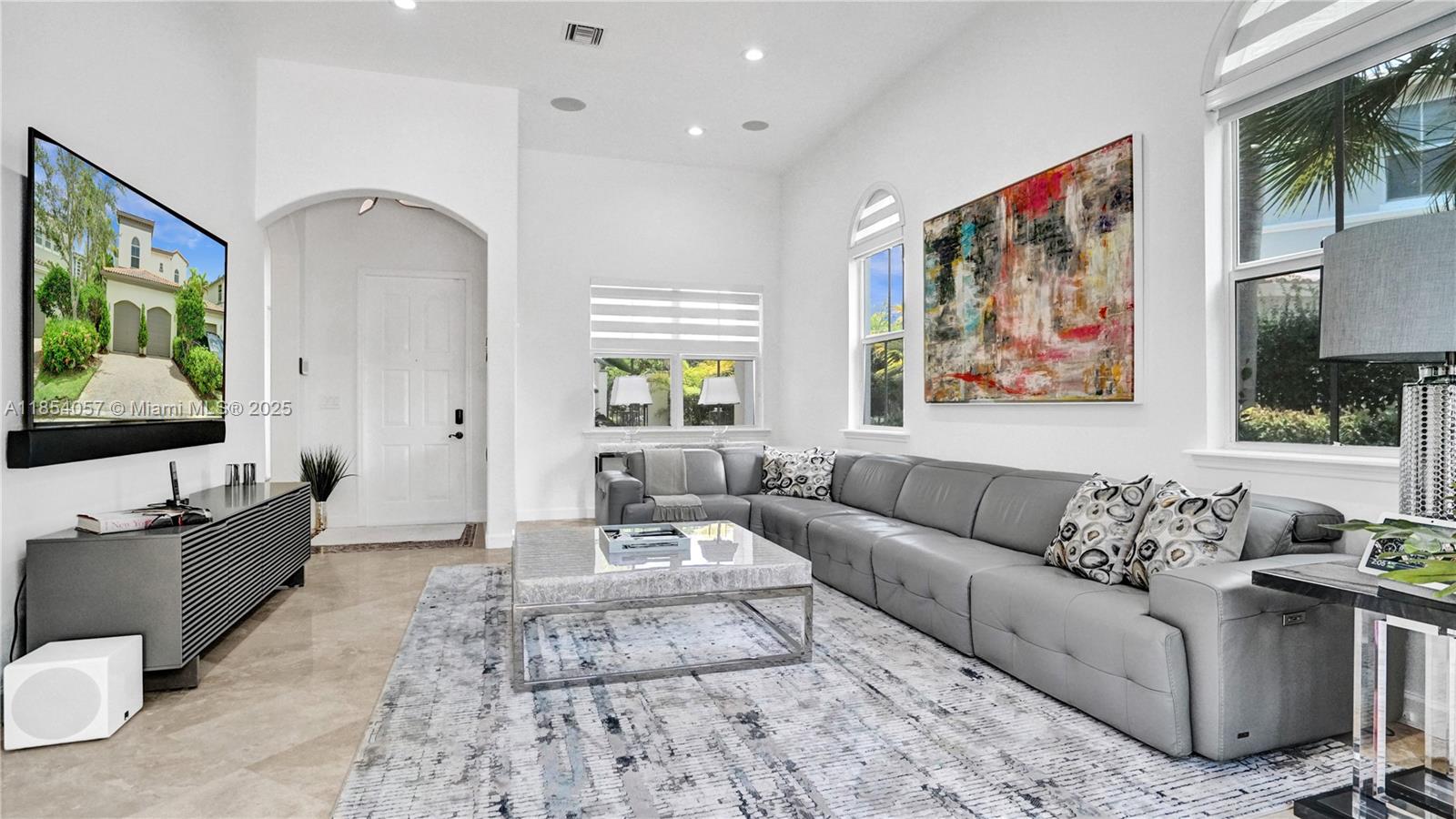 822 E Spinnaker Dr E