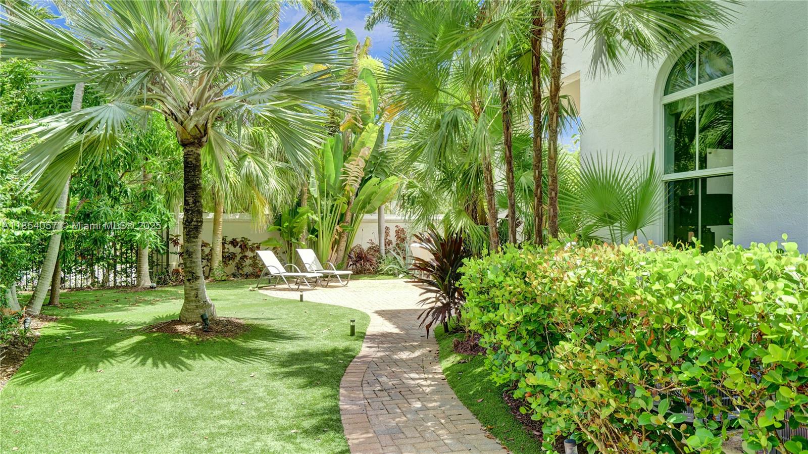 822 E Spinnaker Dr E