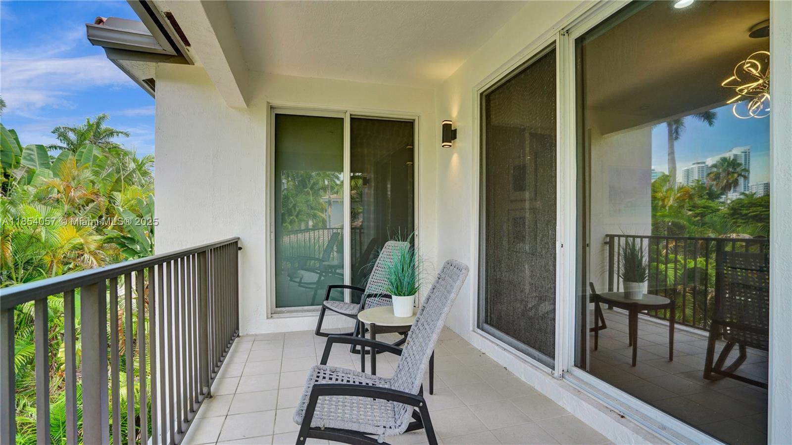 822 E Spinnaker Dr E