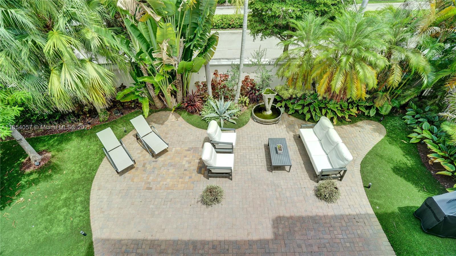 822 E Spinnaker Dr E