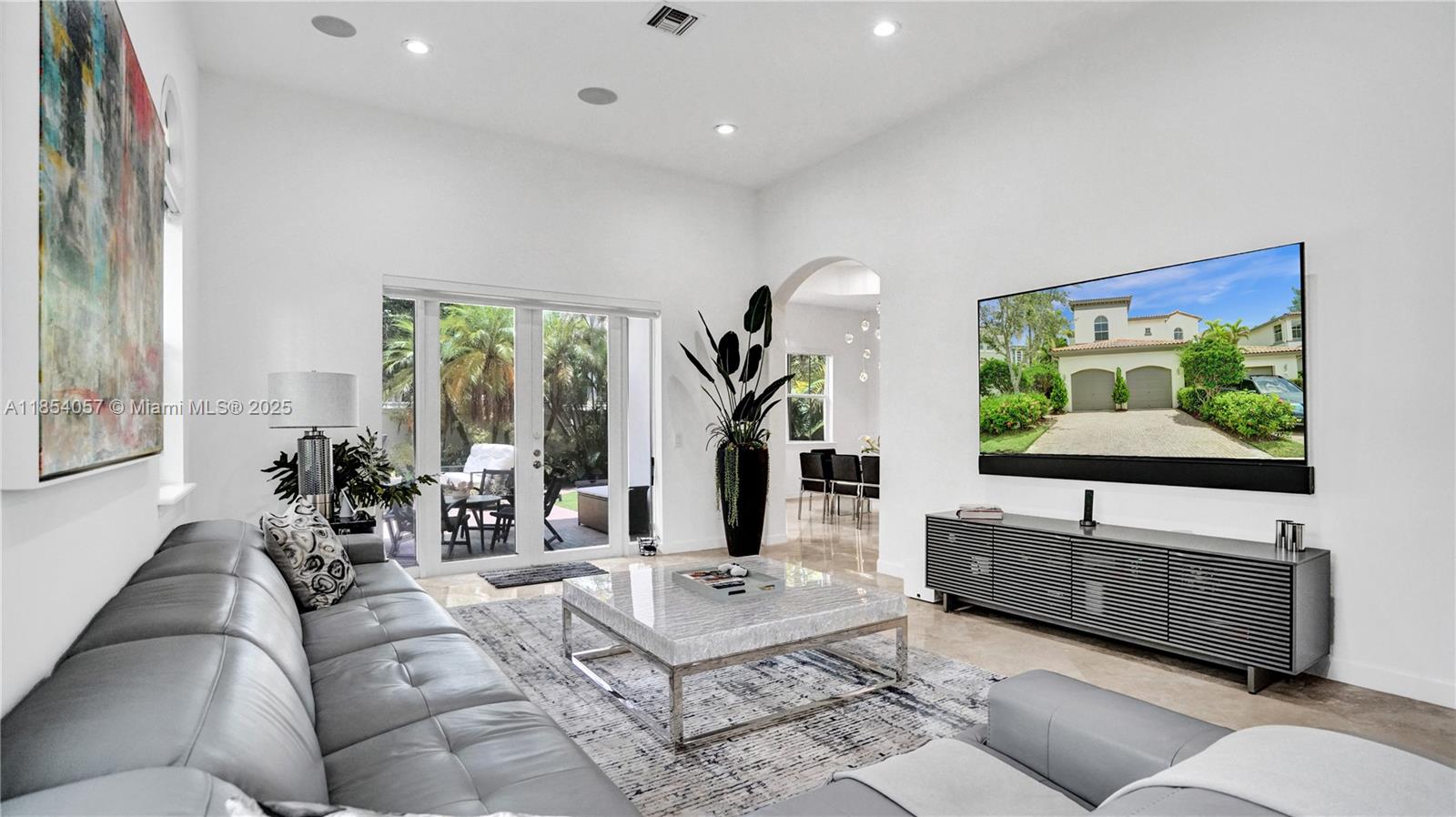 822 E Spinnaker Dr E