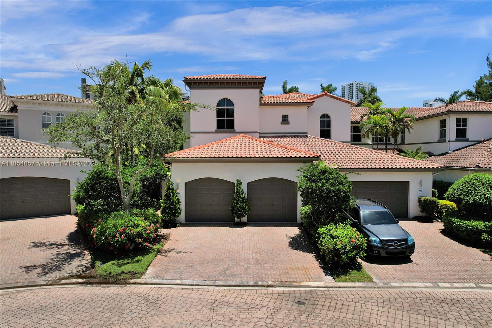 822 E Spinnaker Dr E