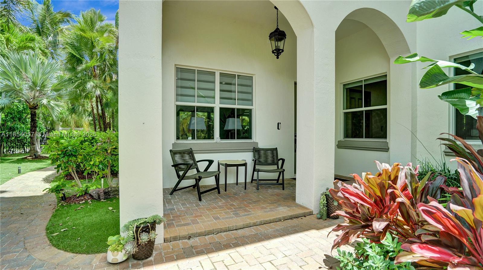 822 E Spinnaker Dr E