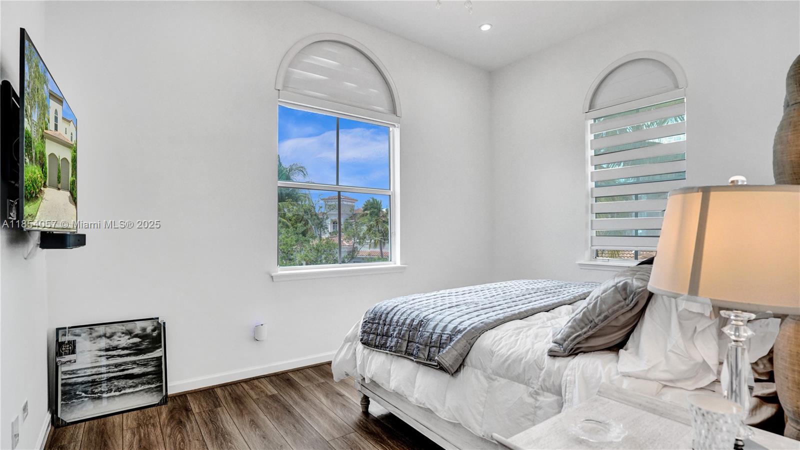 822 E Spinnaker Dr E