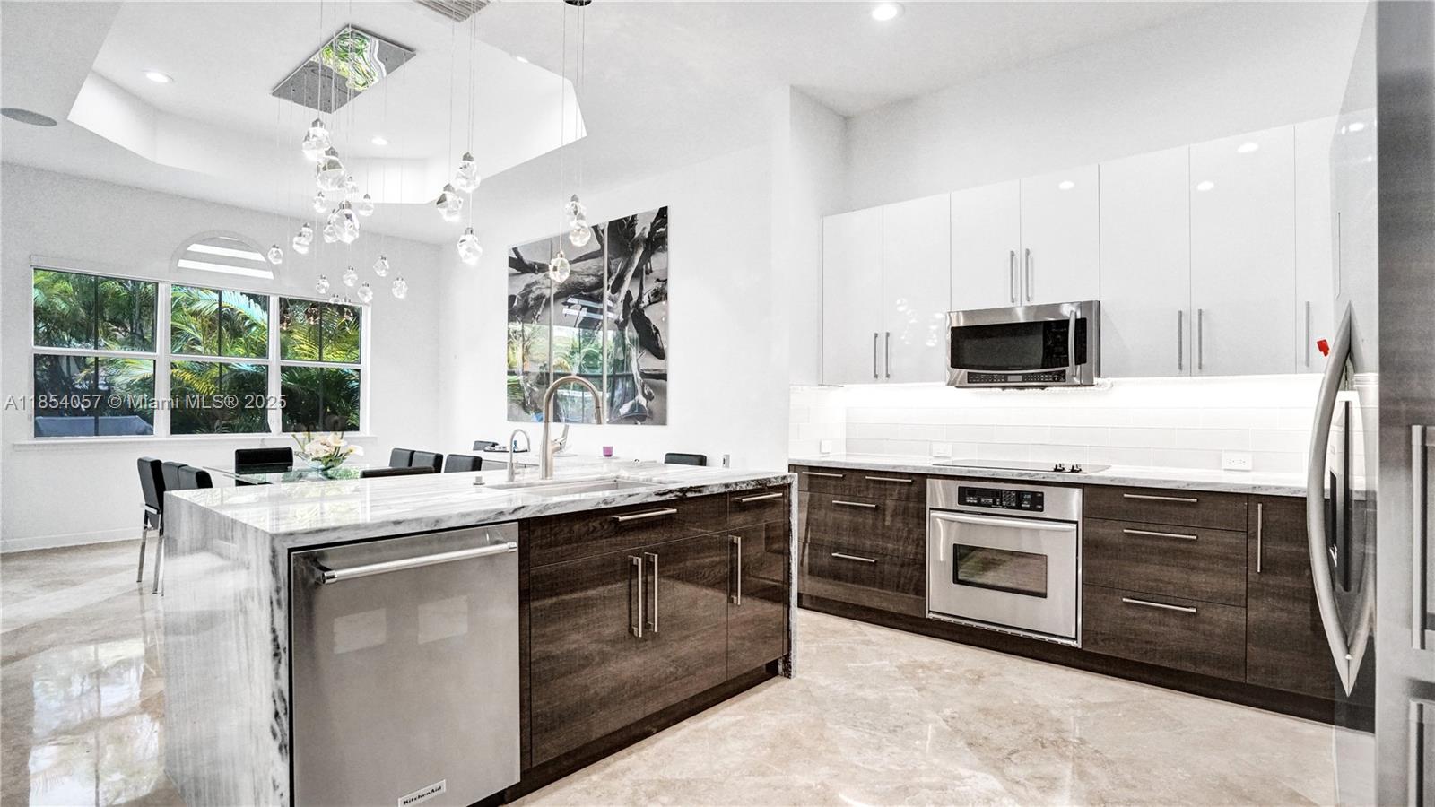 822 E Spinnaker Dr E