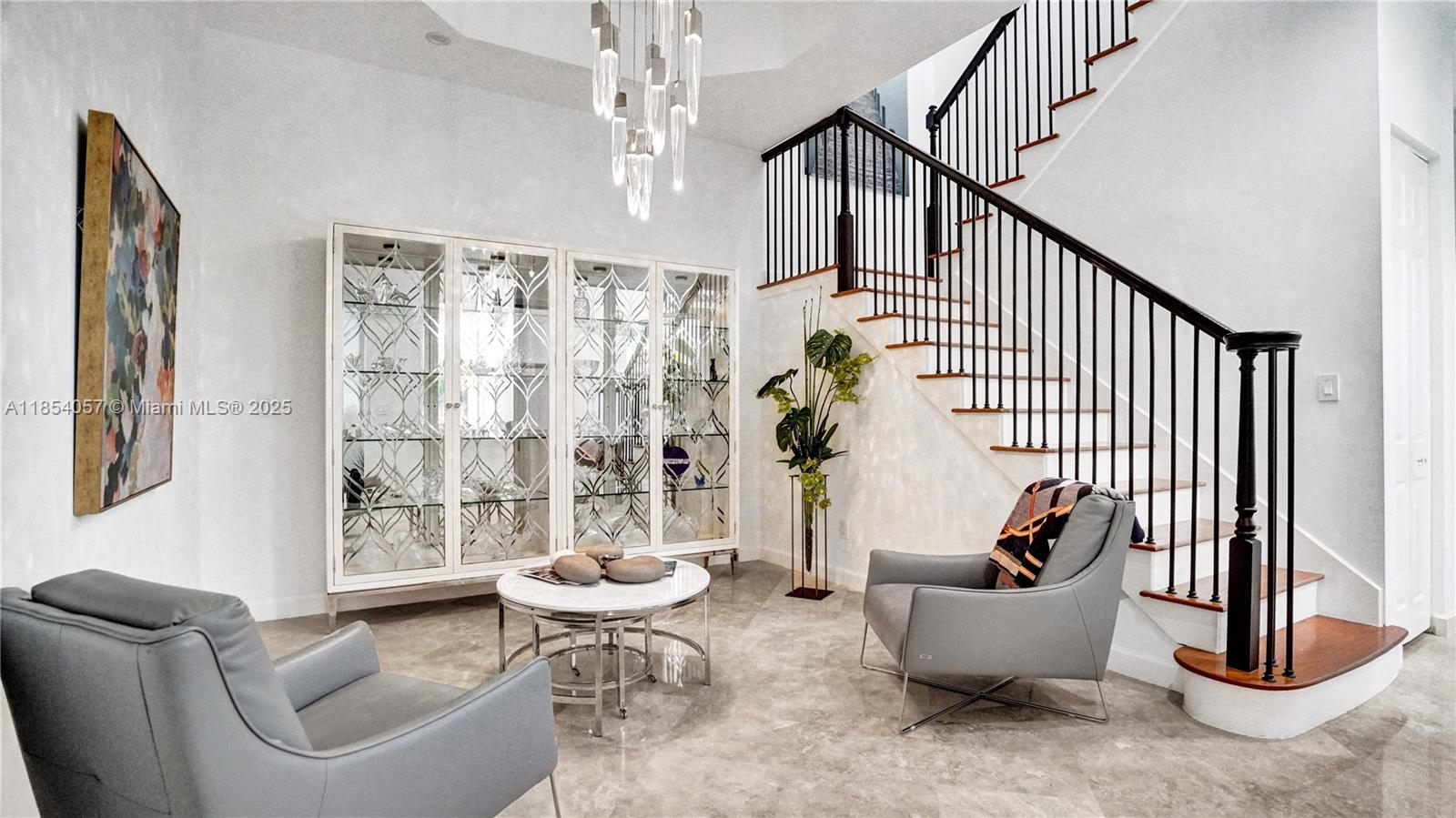 822 E Spinnaker Dr E