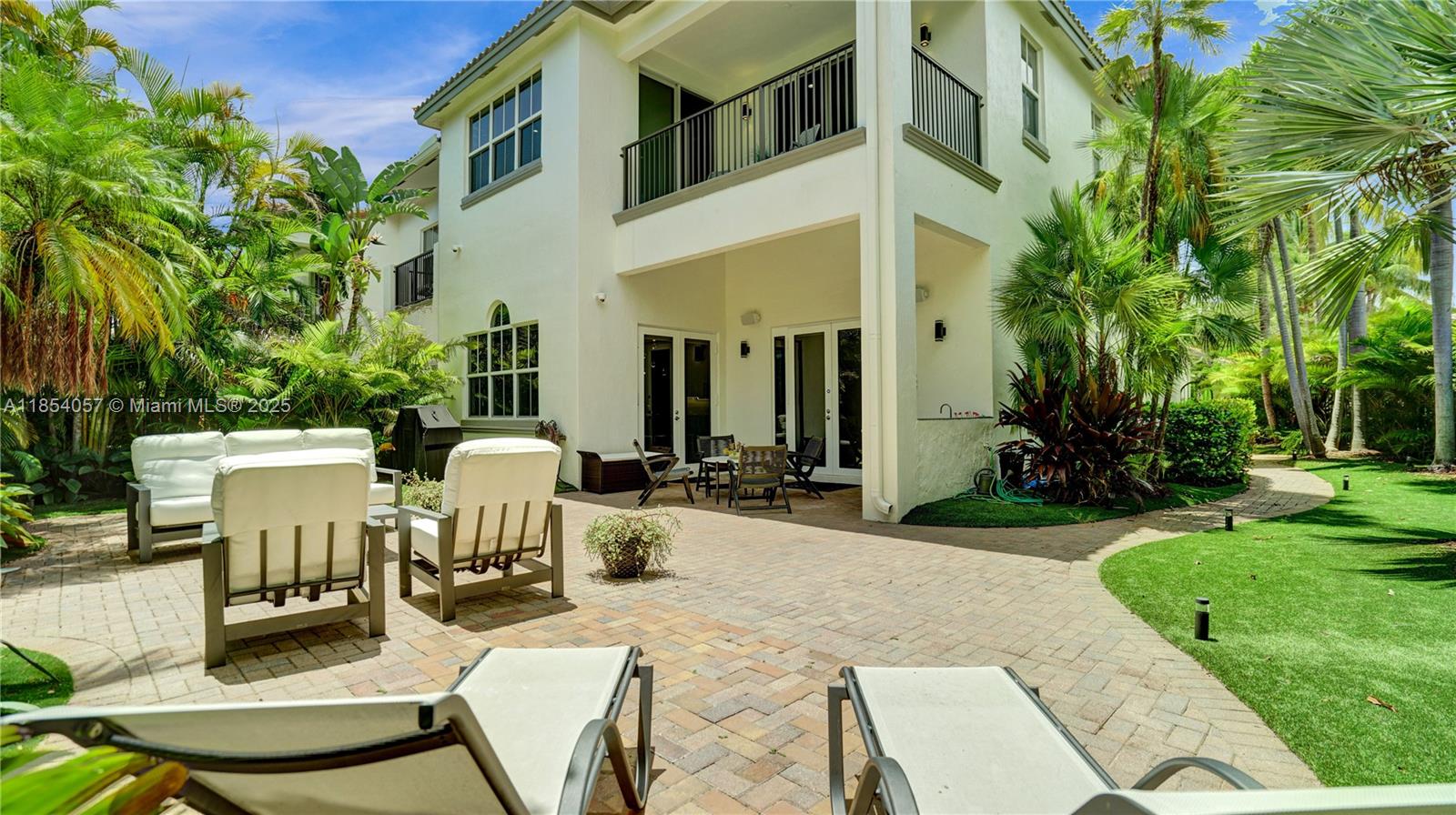 822 E Spinnaker Dr E