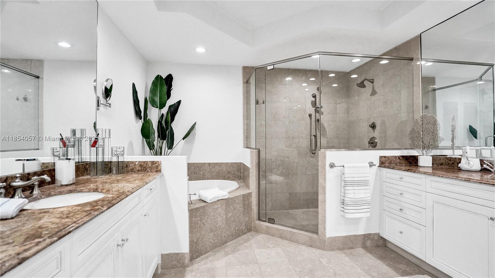 822 E Spinnaker Dr E